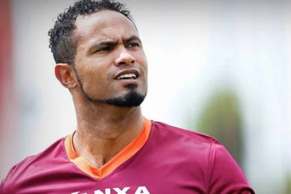 Goleiro Bruno declara voto em Bolsonaro: 'aqui é 22'