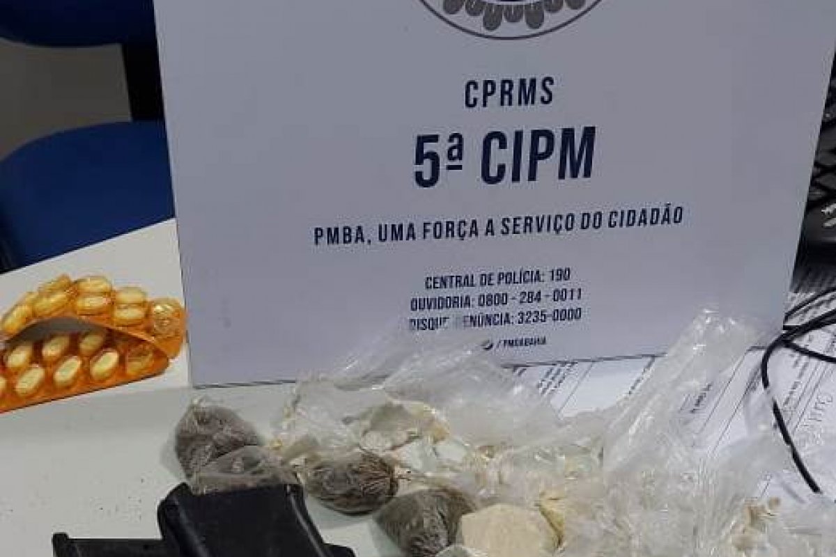 PM apreende arma de fogo com dois carregadores e drogas em Vera Cruz