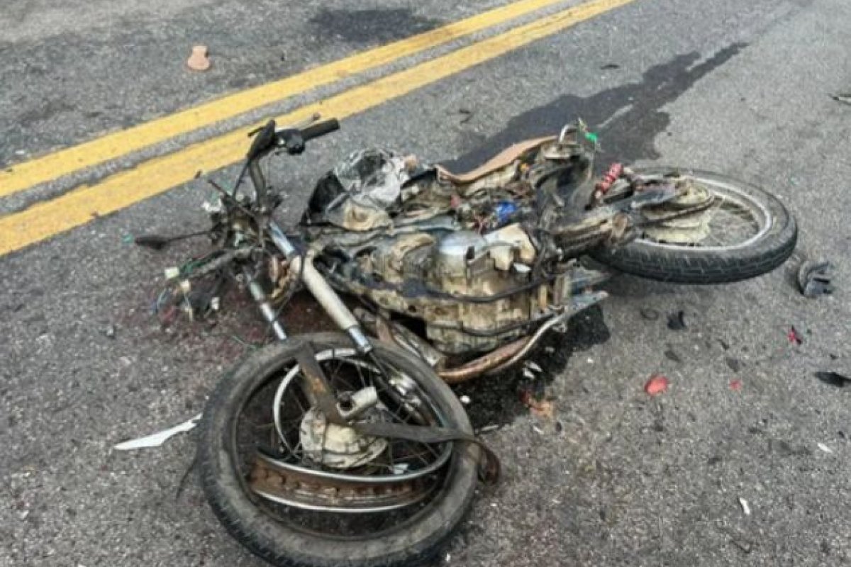 Casal morre após acidente entre motocicleta e carreta na BR-101, em Itamaraju