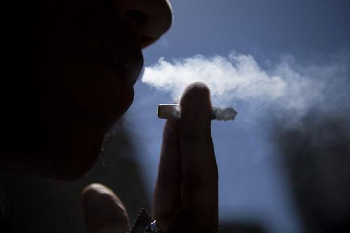 Homem é preso após oferecer cigarros aos filhos menores no Paraná