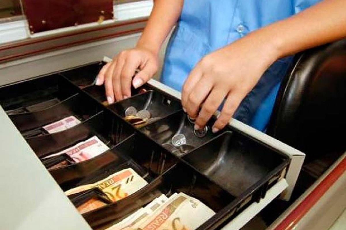 Vagas para operador de caixa, açougueiro e cozinheiro são ofertadas nesta segunda (18) em Salvador