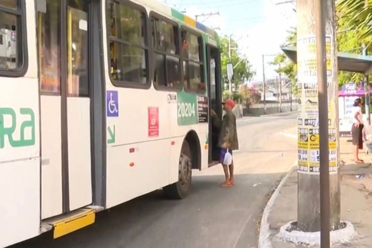 Dupla se esconde em matagal e faz arrastão em Pau da Lima