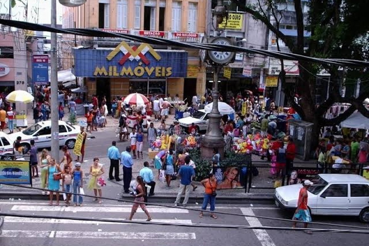 Justiça autoriza funcionamento de lojas no feriado da República
