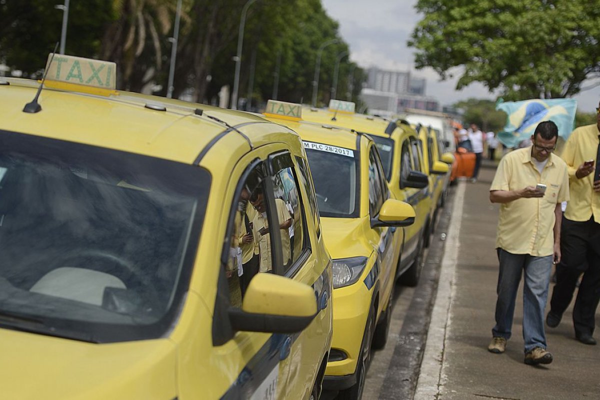 Secretário revela possibilidade de pagamento adicional do auxílio taxista em dezembro