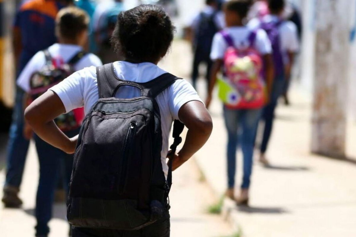 Governo define regras de bolsas para beneficiários do Auxílio Brasil