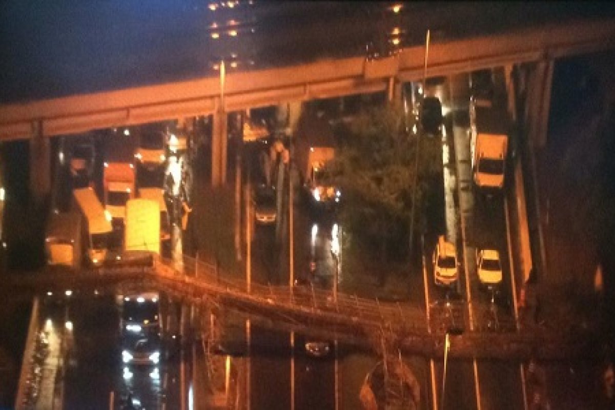 Passarela desaba em São Paulo