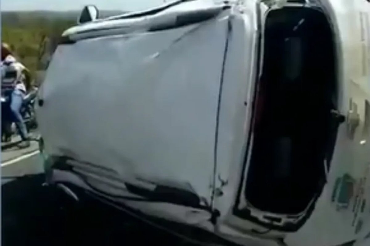 Homem de 57 anos morre após bater em dois carros na BR-030