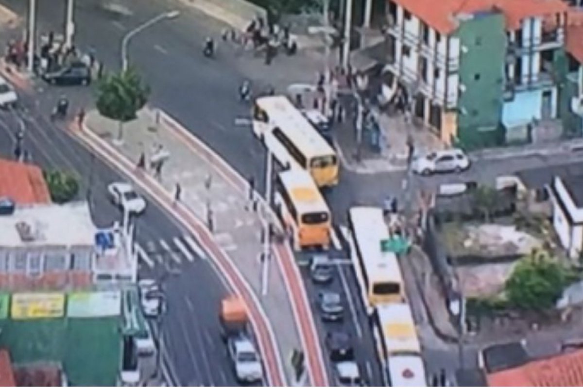 Carro bate em poste e deixa moradores de Itacaranha sem energia elétrica