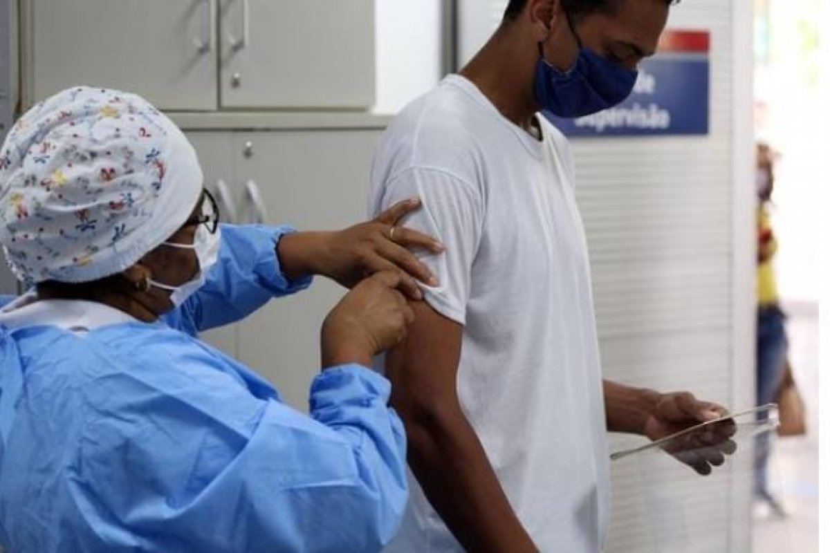Surto de meningite ocorre porque população não confia no sistema de saúde, diz especialista