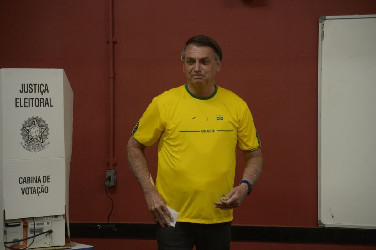 Bolsonaro pede que eleitores permaneçam no local de votação até a apuração