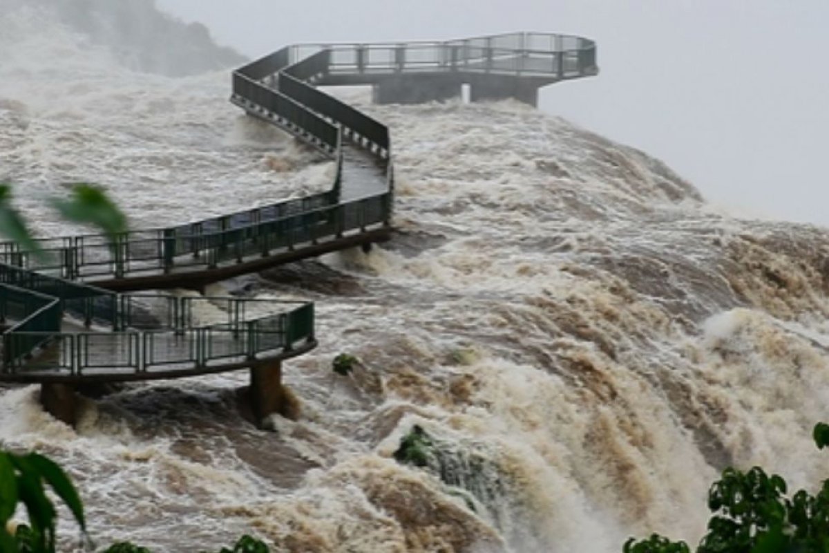 Em razão da cheia, passarela das Cataratas do Iguaçu é interditada nesta quarta (12)