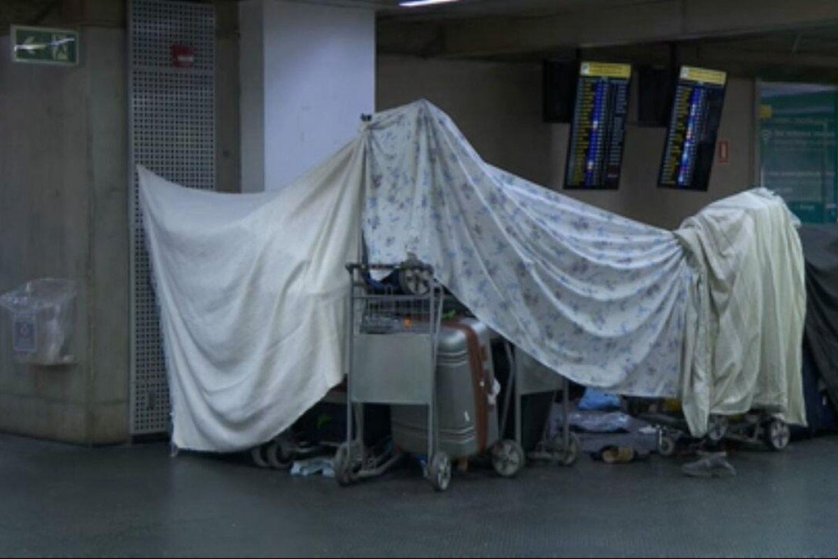 Grupo de 150 afegãos refugiados acampam no aeroporto de Guarulhos, em SP