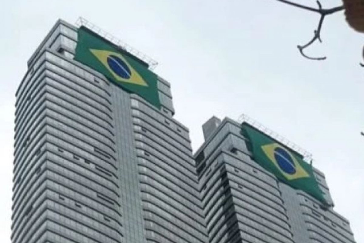 Cobertura de Neymar em SC aparece “forrada” com Bandeira do Brasil