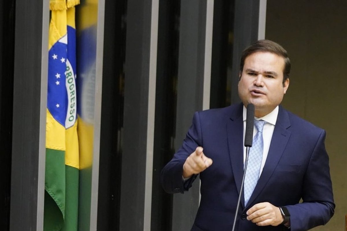 Cacá Leão acusa Caetano de fake news sobre saída dos Carletto da base de ACM Neto