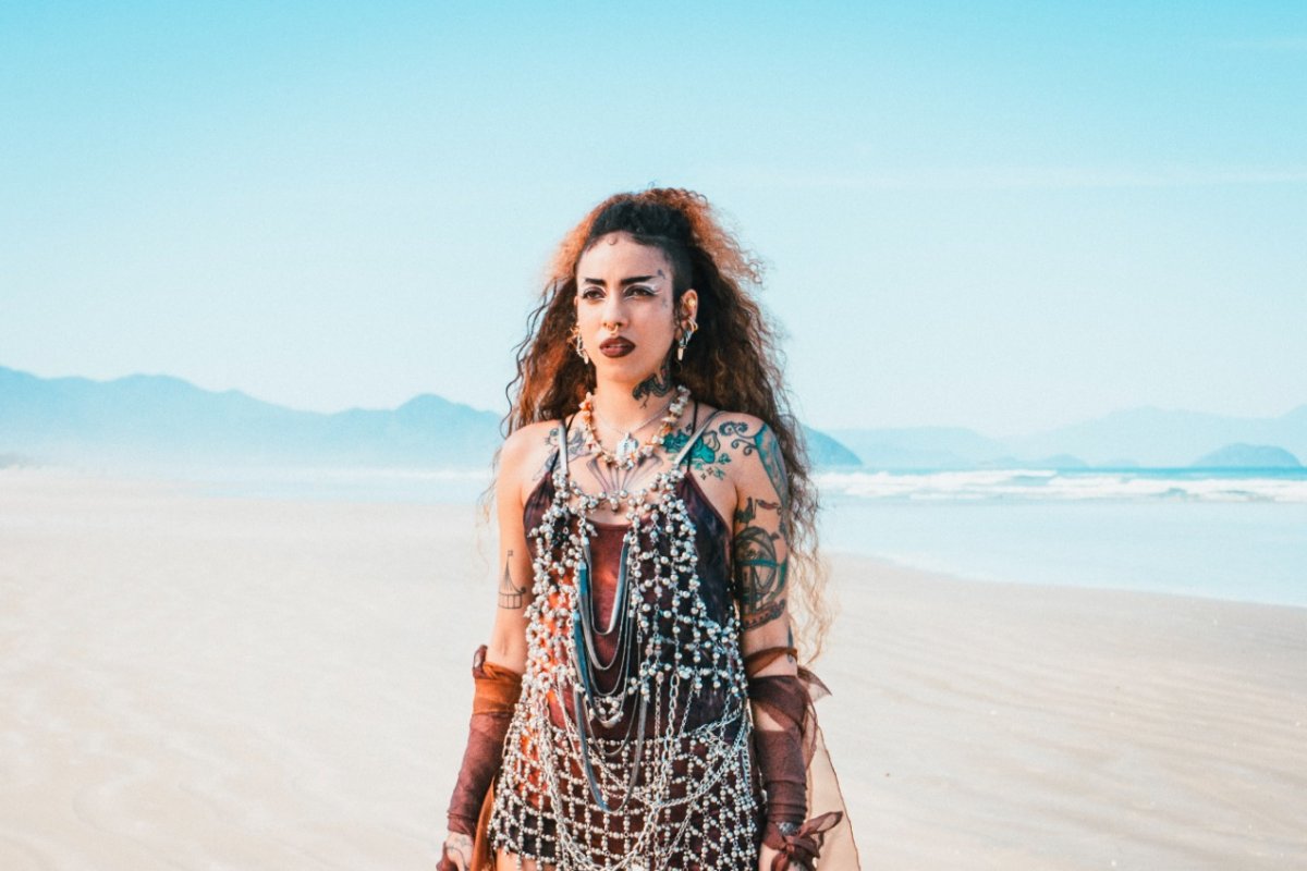 Luisa e os Alquimistas estreiam clipe de 'Boto pra torar' no YouTube