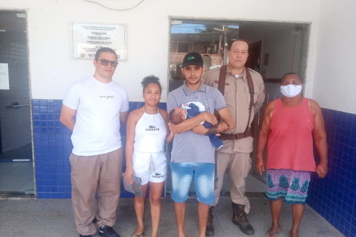 PMs salvam bebê que estava sufocando em Rio Sena