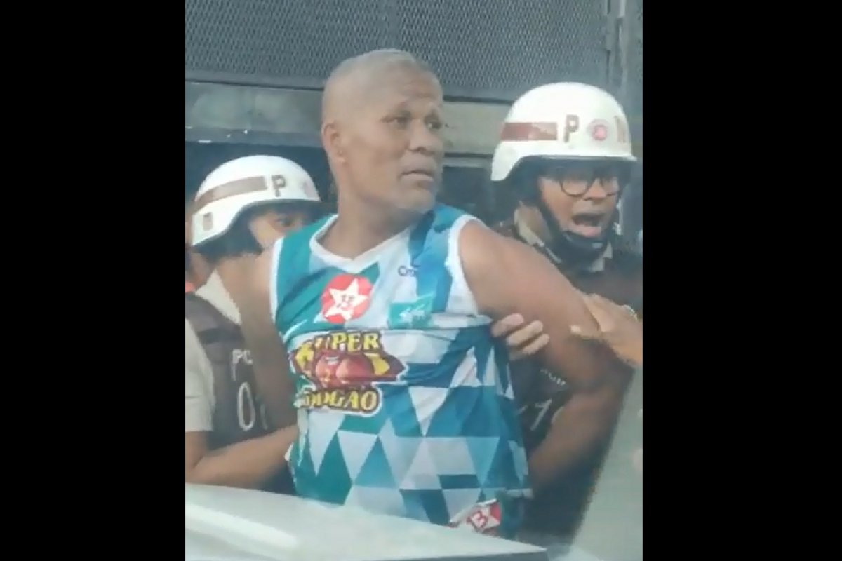 Vídeo: "Eu só queria dar um abraço no meu presidente", diz líder comunitário retirado por PMs do comício do PT