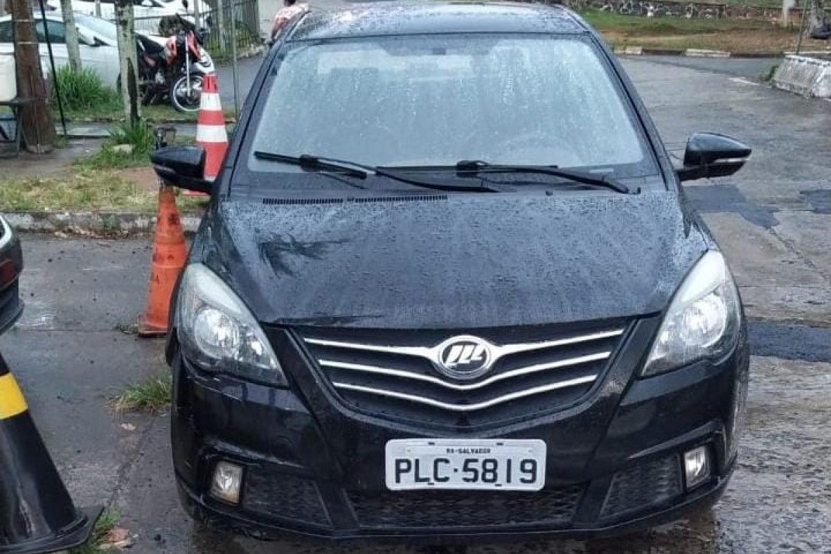 Homens acusados de roubar veículo são presos em Pirajá