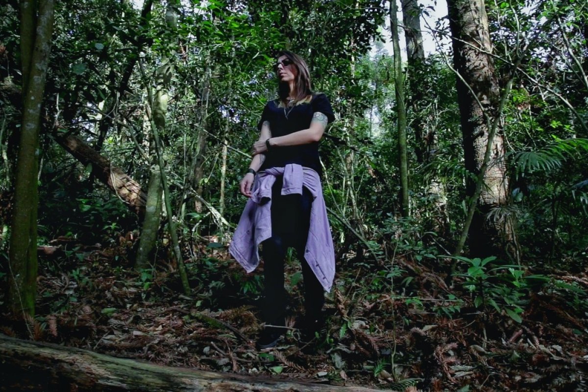 Teorias do Amor Moderno retrata memórias e saudades no clipe de 'Em Mim'