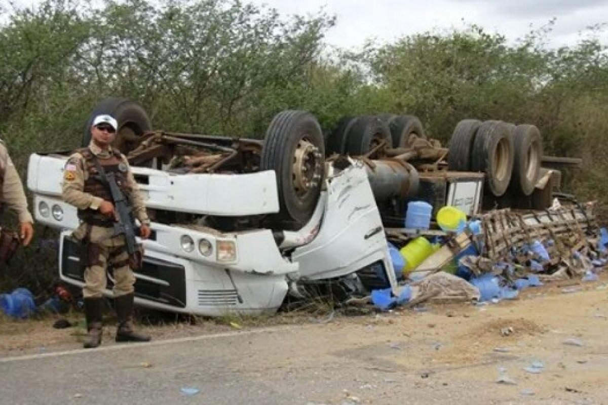Homem morre e dois ficam feridos após caminhão capotar na BA-409