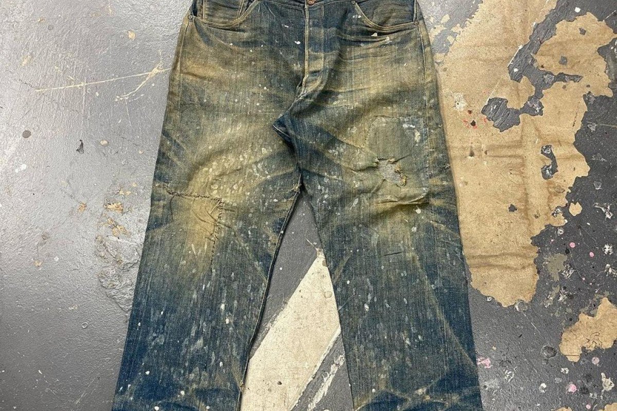 Calça da Levi's de 1880, com slogan racista, é vendida em leilão nos EUA por R$ 450 mil