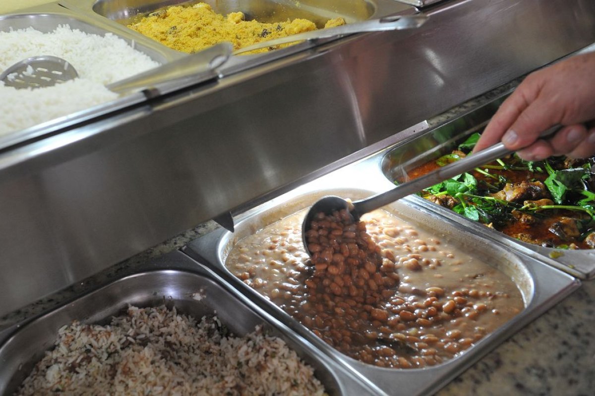 Jantar no fim da noite pode desacelerar o organismo humano, diz estudo