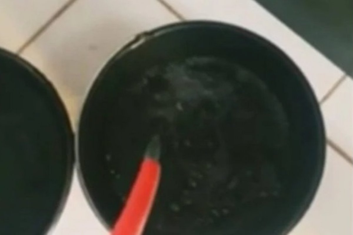 Diretor finge jogar urina em alunos como forma de disciplina após estudantes sujarem banheiro masculino