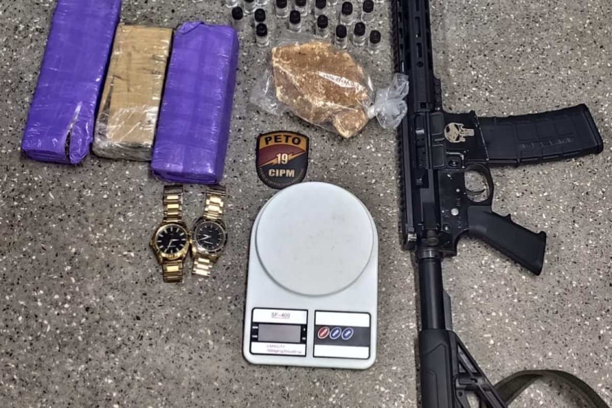 Polícia Militar apreende fuzil e drogas após rondas no bairro de Paripe, em Salvador