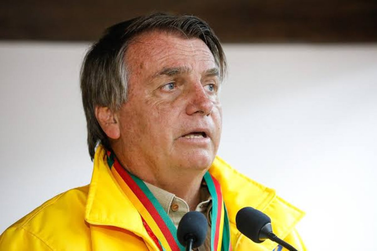 Bolsonaro critica Moraes pela suspensão dos inquéritos abertos para investigar institutos de pesquisa