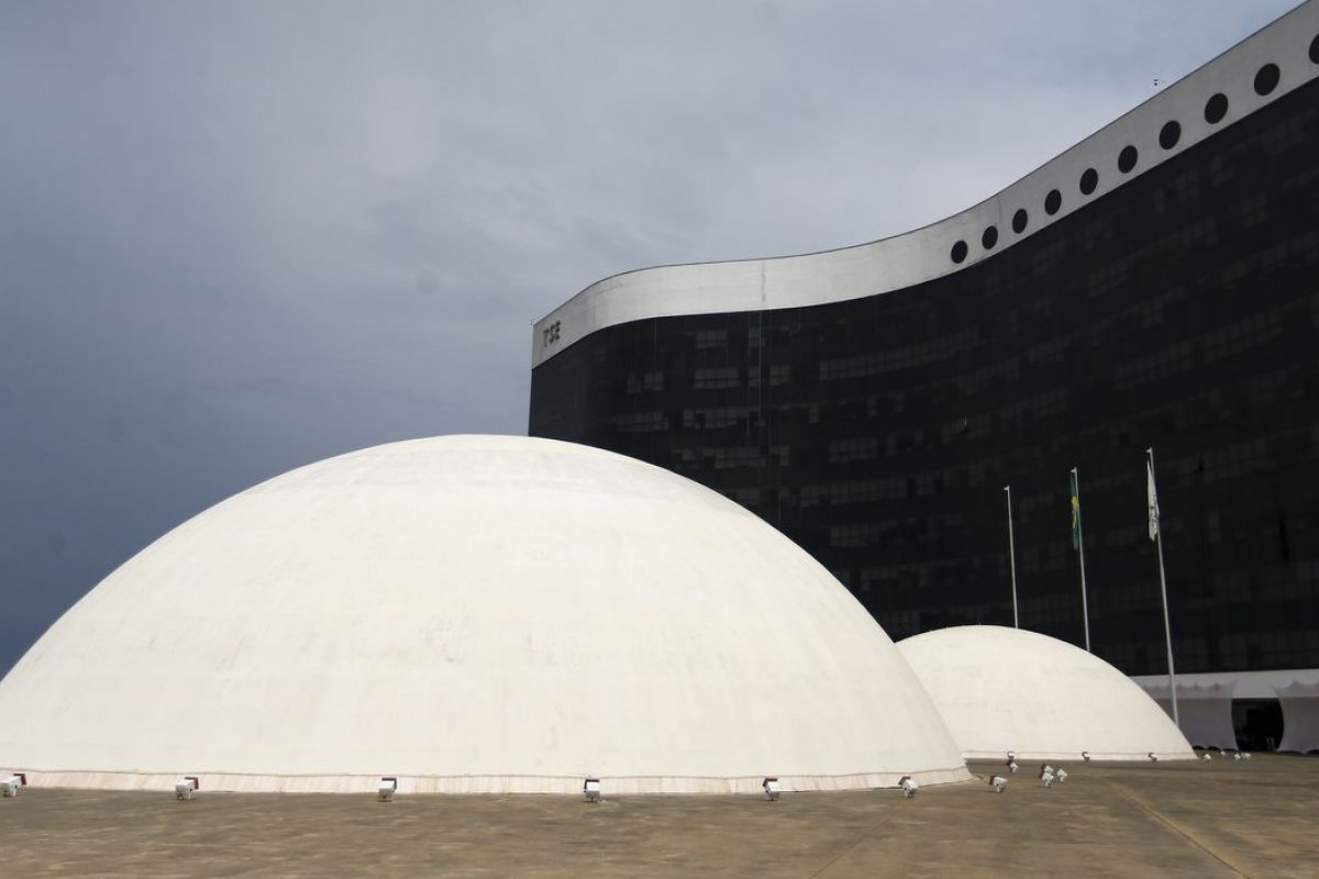 Doze dos 28 partidos receberão recursos do Fundo Partidário em 2023, aponta TSE