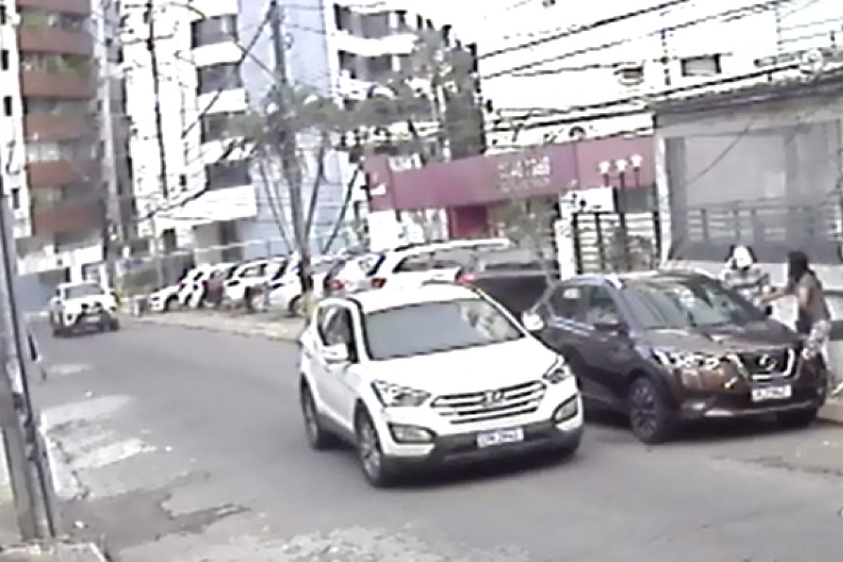 Vídeo: Mulher tem carro roubado no bairro da Graça