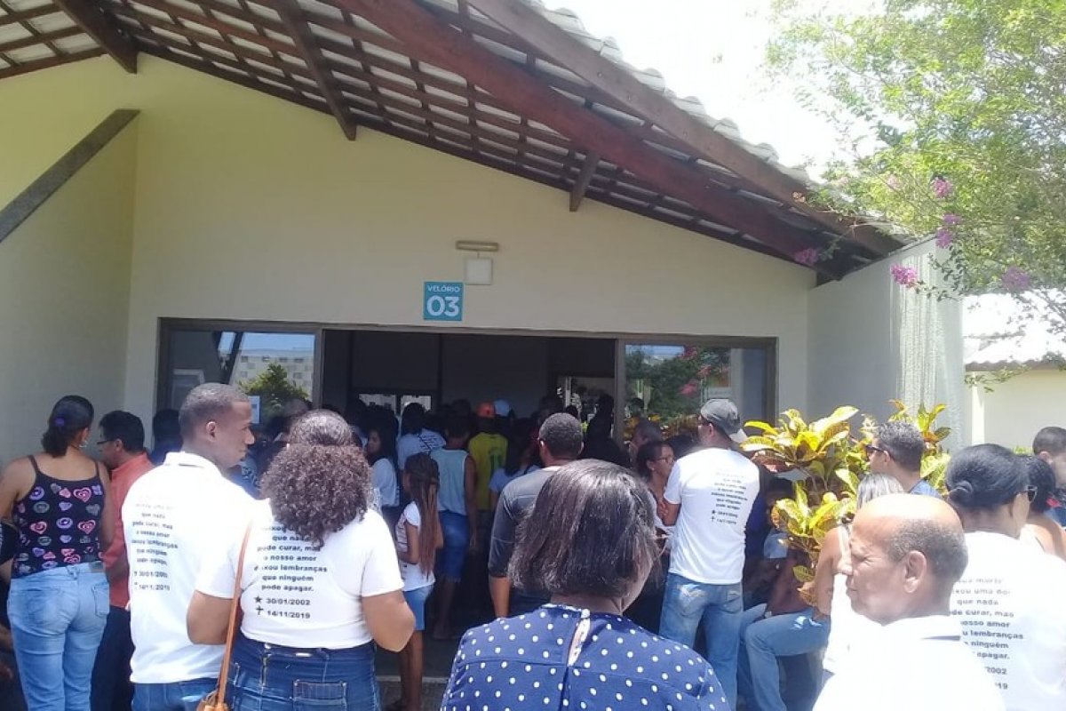 Motorista de aplicativo e adolescente mortos em assalto são enterrados em Salvador