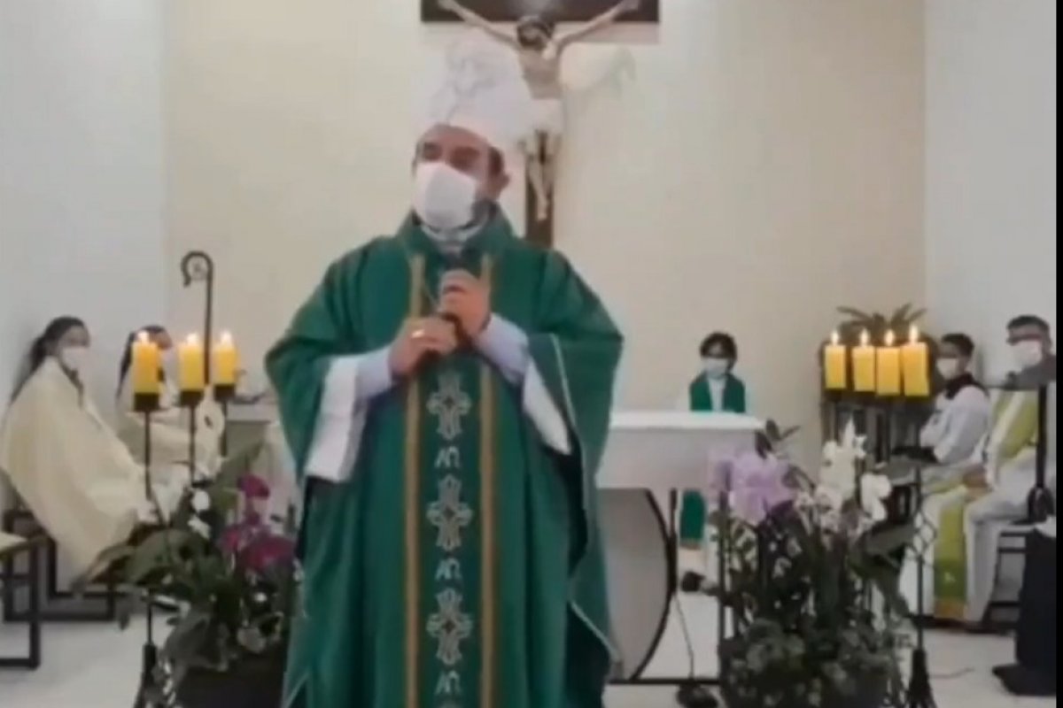 Vídeo: bispo "expulsa" fieis que concordam com ofensas ao Papa e outros líderes católicos