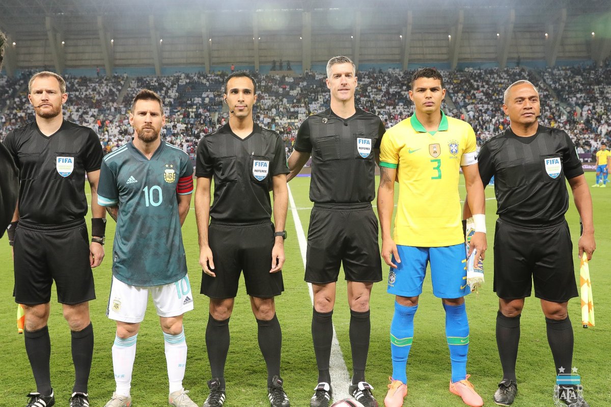 Em amistoso, Brasil vai perdendo para Argentina