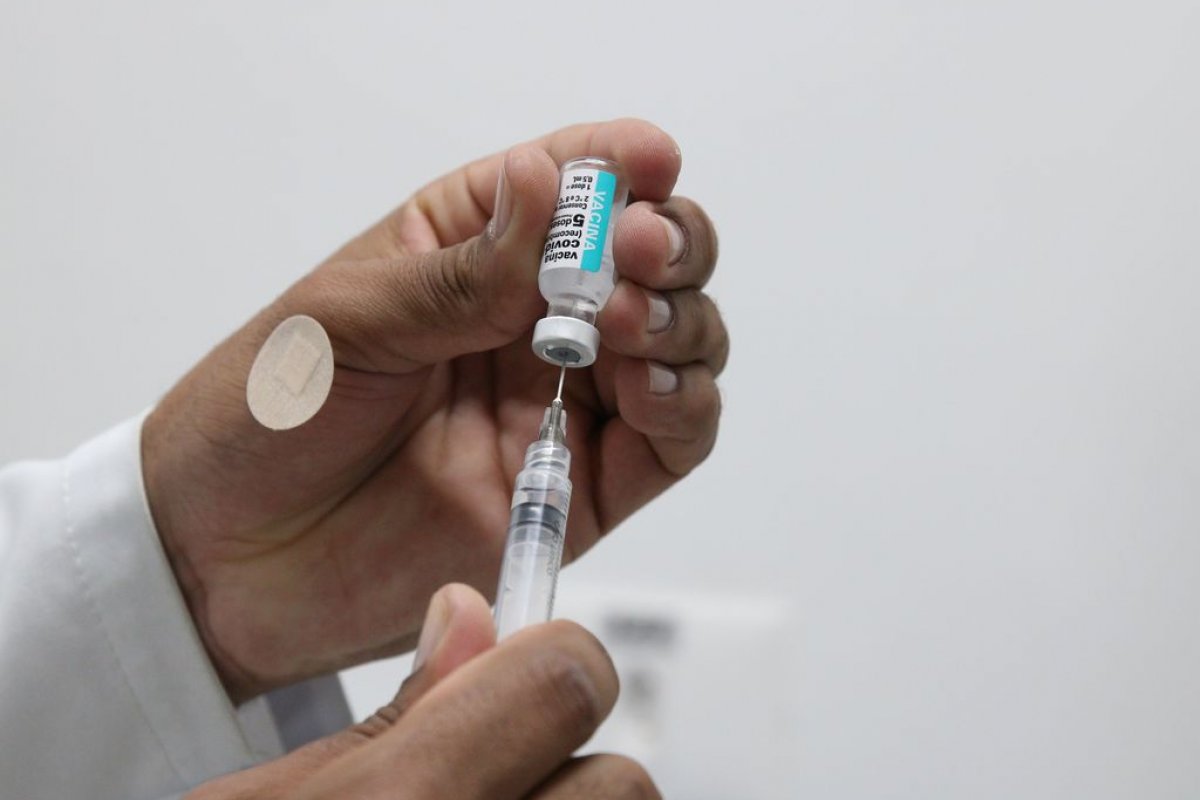 Média móvel de casos de morte por Covid-19 cai para menos de 50