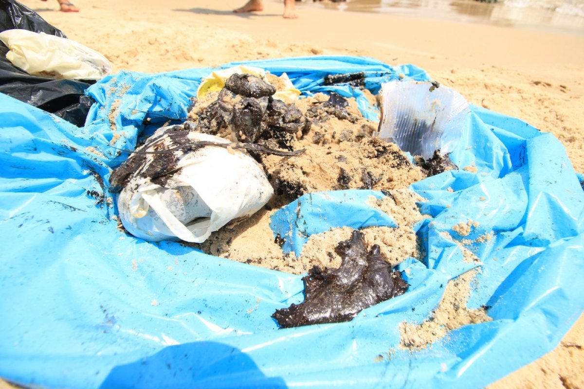 Manchas de óleo atingem praias de Boipeba, na cidade de Cairu