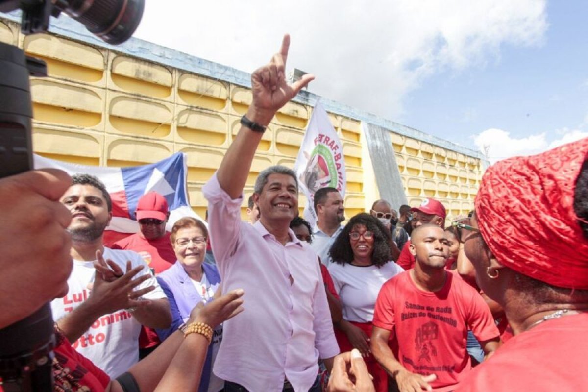 Vídeo: Comício de Jerônimo é atacado com ovos em Alagoinhas