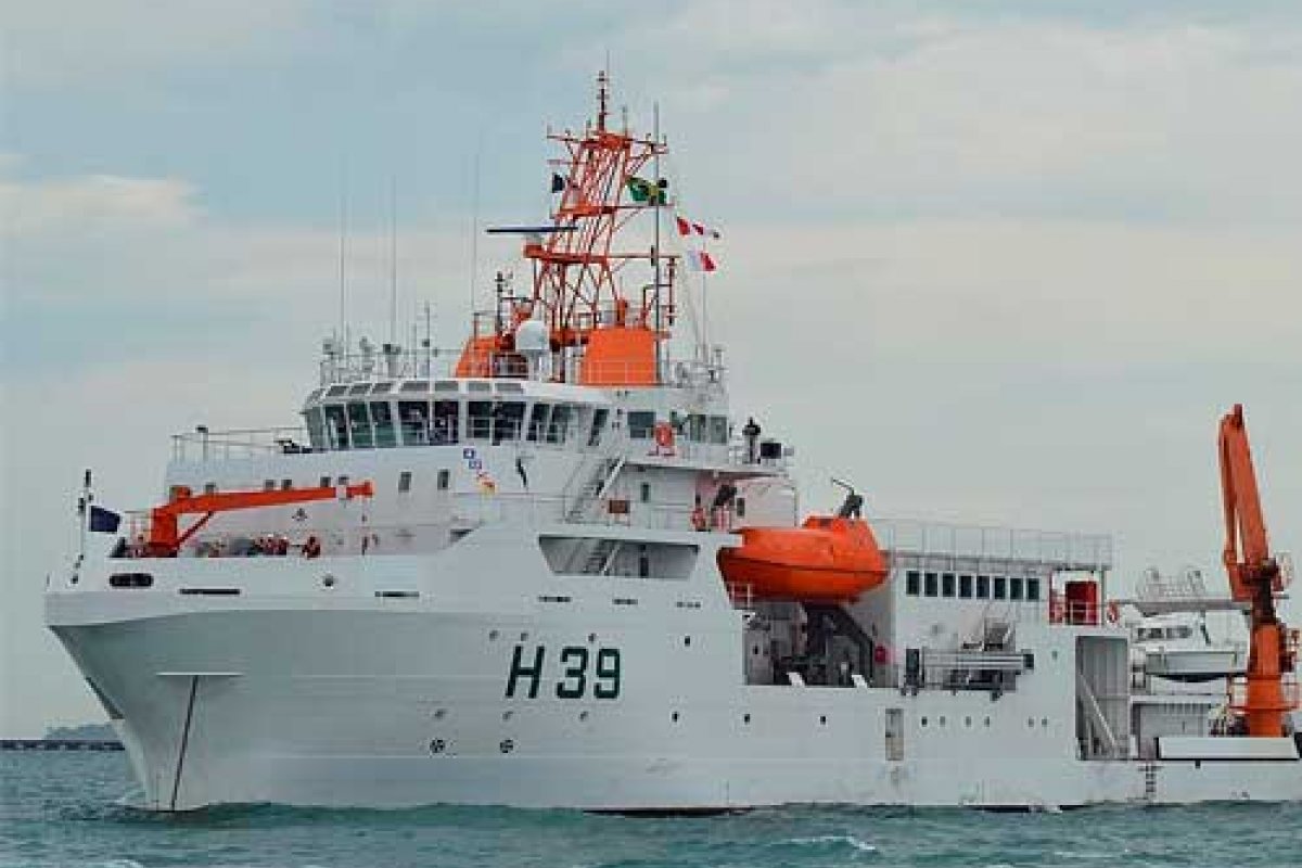 Manchas de óleo: 240 militares da Marinha chegam a Ilhéus para ajudar na limpeza