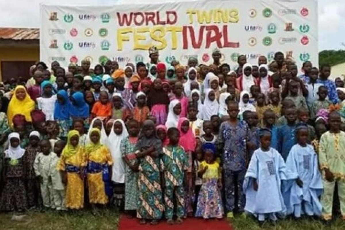 Festival reúne milhares de gêmeos em cidade na Nigéria