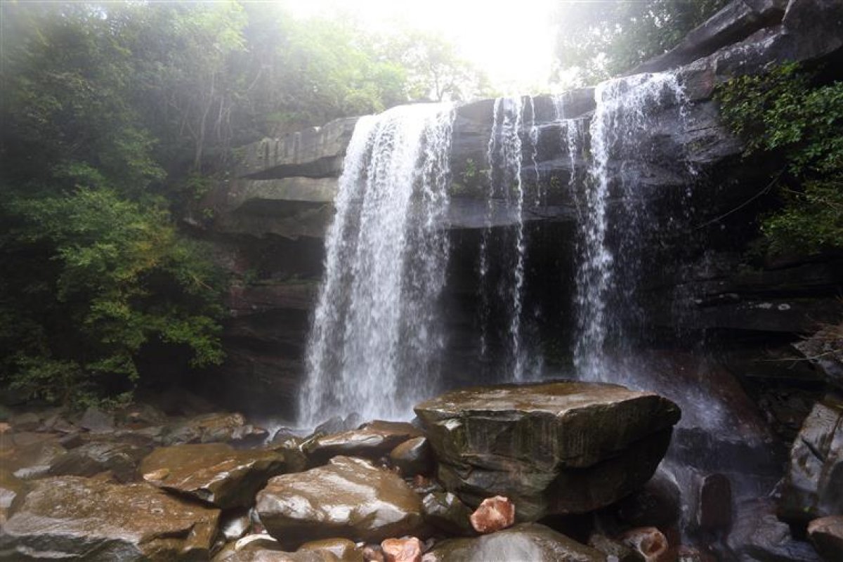 Turista francês morre enquanto tirava selfie em cachoeira na Tailândia