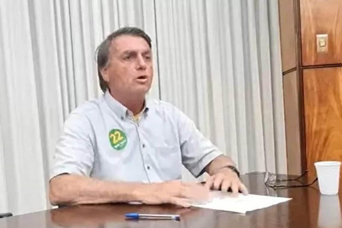 "PT faz qualquer coisa para chegar ao poder" diz Bolsonaro sobre fala deturpada