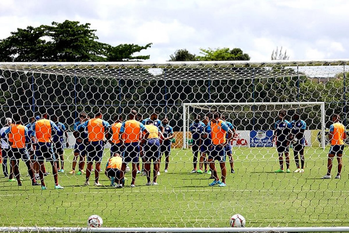 Bahia visita Grêmio fora de casa, podendo encaminhar acesso à Série A