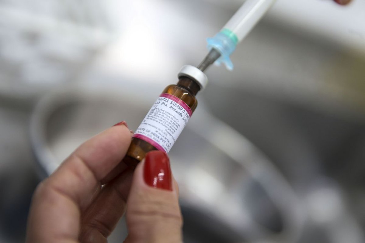 Pesquisa aponta que sete em cada dez pessoas creem em fake news sobre vacinas