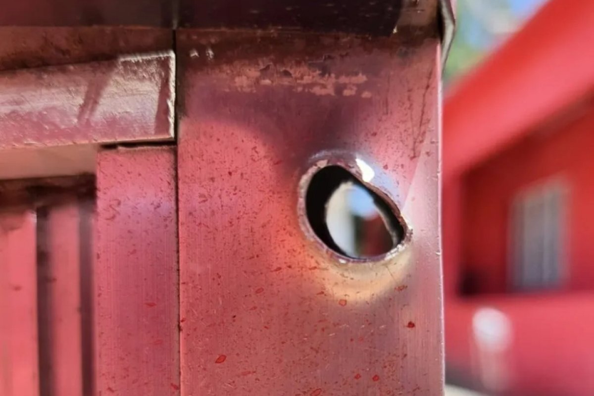 Homem em motocicleta atira em diretório do PT no Rio de Janeiro