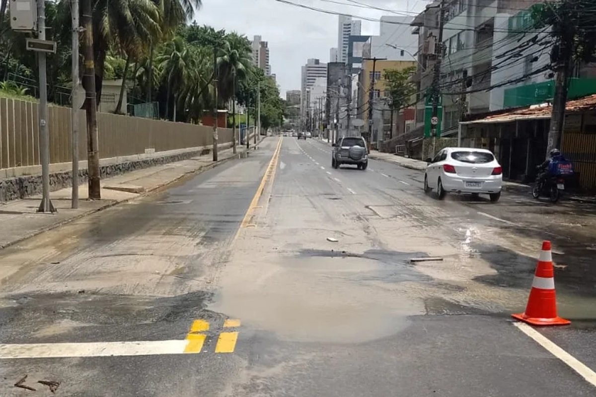 Buraco volta a aparecer na Av. Paulo VI, em Salvador