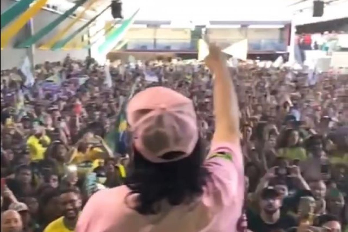 Vídeo: Michelle Bolsonaro e Damares reúnem apoiadores em Feira de Santana