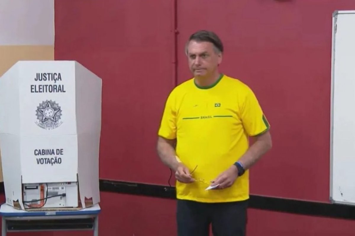 Em nova crítica às urnas eletrônicas, Bolsonaro avalia que não existe 'sistema impenetrável'