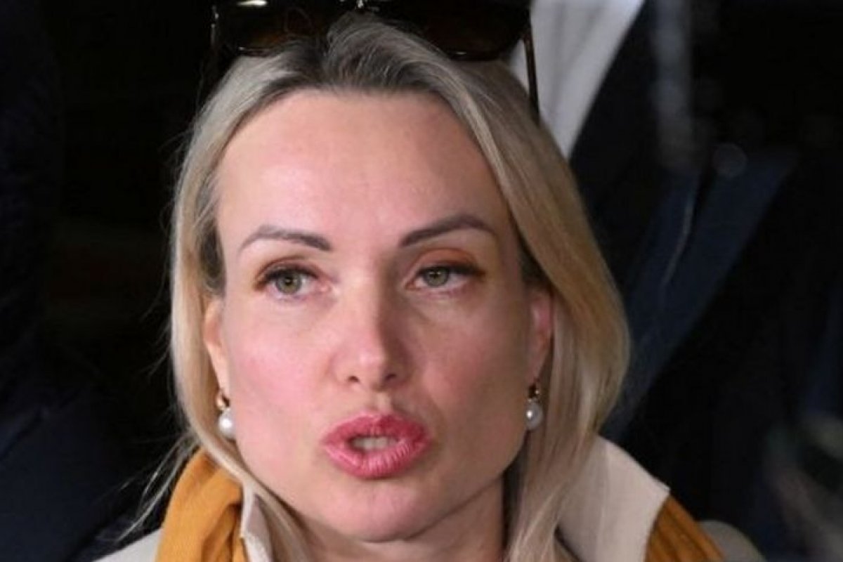 Jornalista que protestou ao vivo na TV russa consegue fugir da prisão e deixar o país