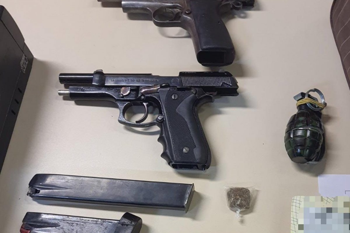 Homem é detido com duas pistolas e explosivo em Feira de Santana