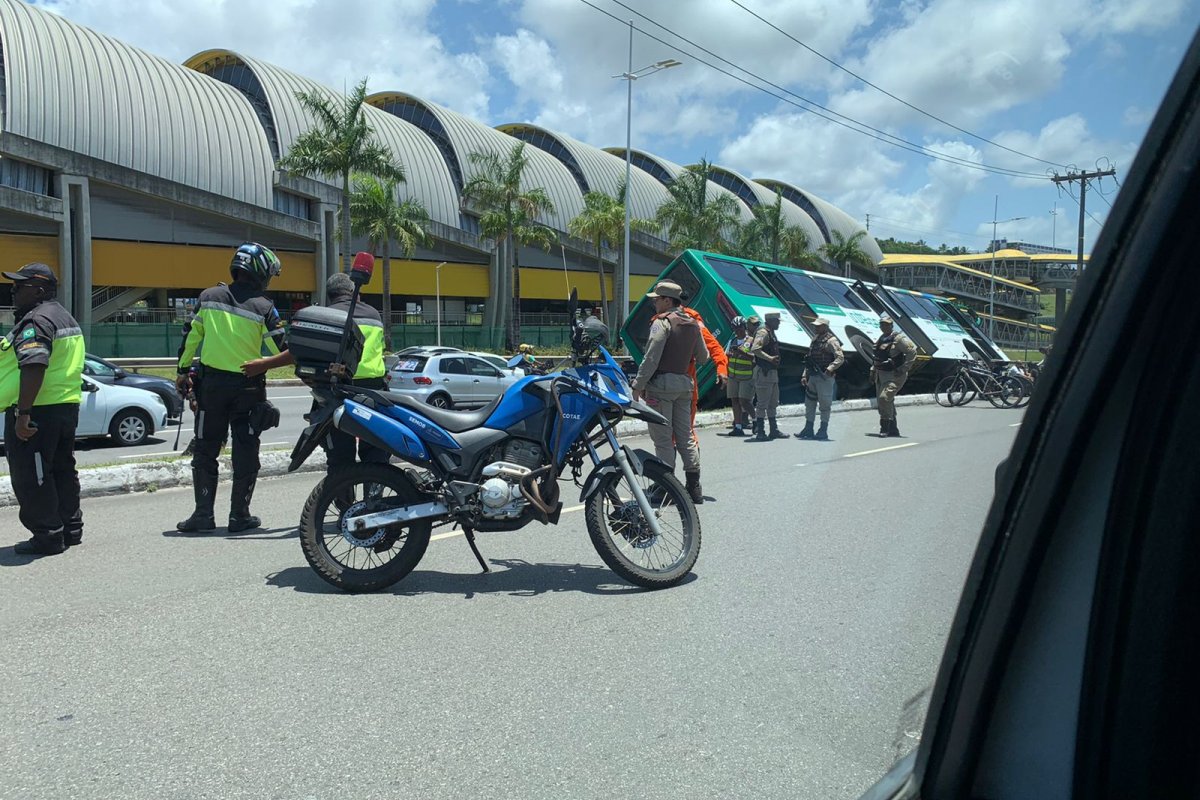 Vídeo: Ônibus tomba na Paralela e deixa três pessoas feridas